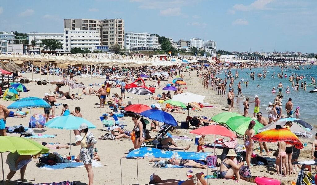 Plaja plină de oameni, turisti in apa, Eforie Nord, 23 iunie 2025