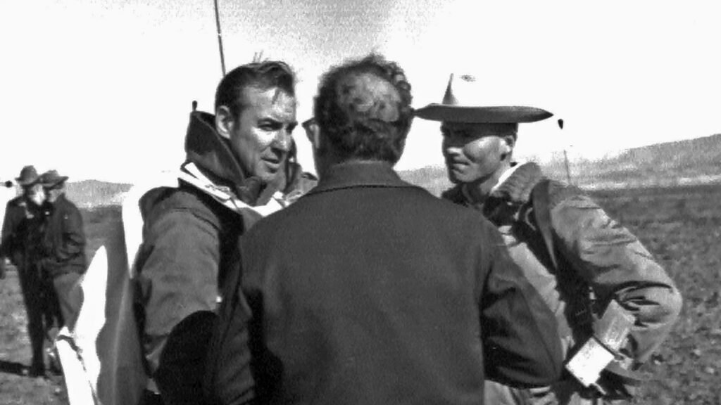 Martie 1970 - Jim Lovell, în stânga, surprins în timpul unei discuții cu colegii săi Foto: Hepta