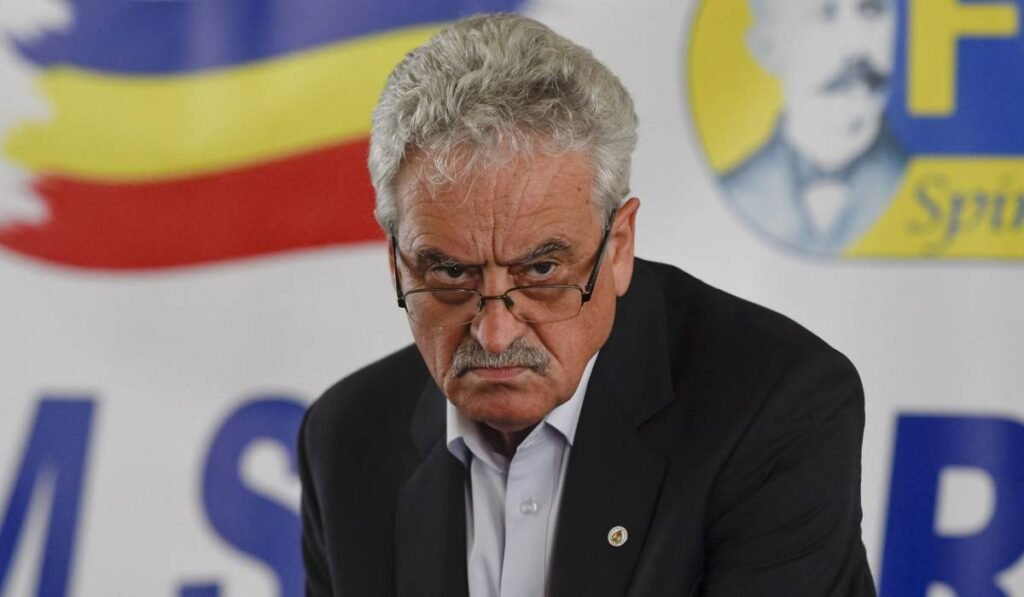 Simion Hăncescu, președintele Federația Sindicatelor Libere din Învățământ în timp ce se uită încruntat la cameră
