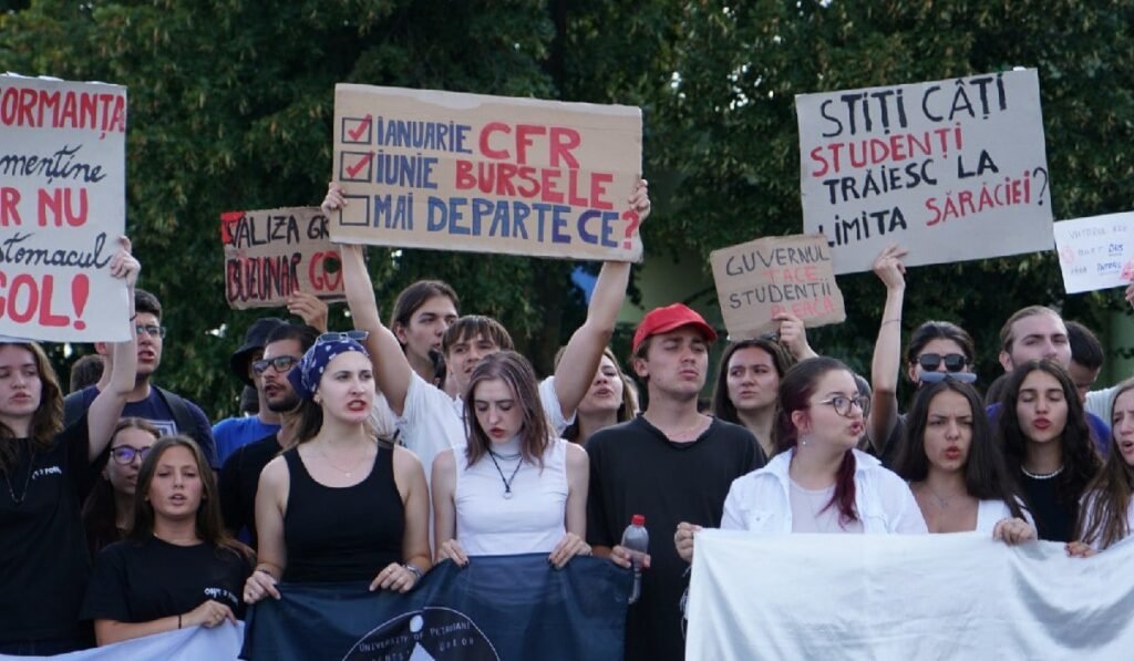 Mai mulți studenți cu pancarte în mâini protesteză la Vama Nădlac împotriva tăierii burselor - 19 august 2025