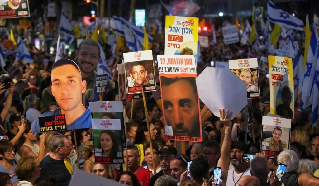 Manifestanți adunați în timpul protestelor prin care au cerut eliberarea imediată a ostaticilor reținuți de Hamas și au solicitat guvernului israelian să revină asupra deciziei de a prelua controlul asupra orașului Gaza și a altor zone din Fâșia Gaza, în Tel Aviv, Israel, duminică, 17 august 2025.