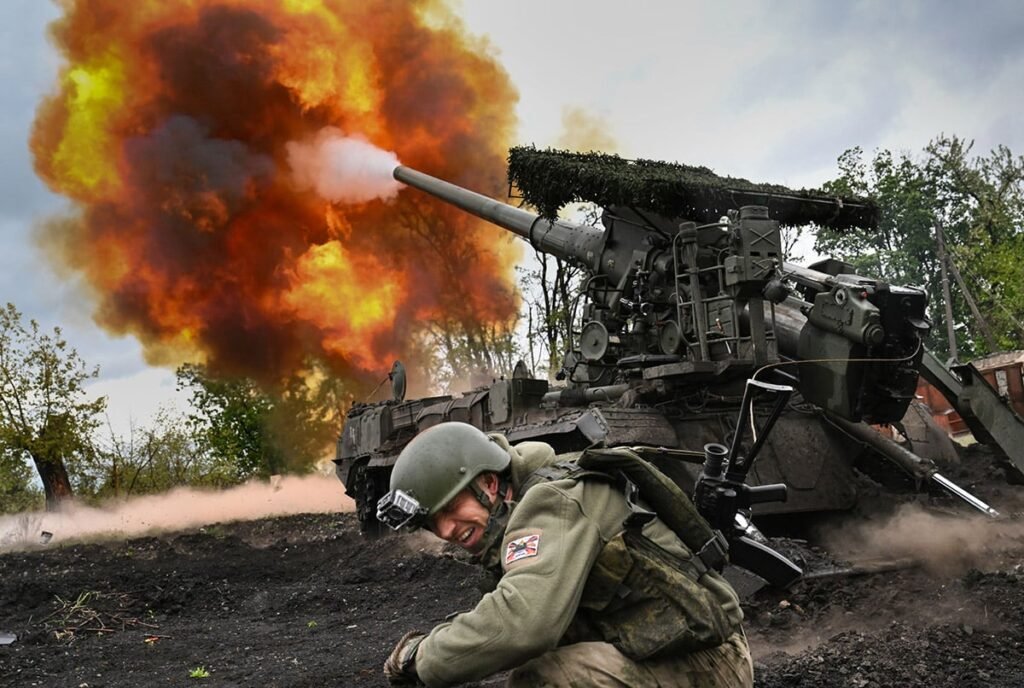 Militari ruși din grupul de forțe Țentr (Centru) trag cu un obuzier autopropulsat 2S7M Malka spre pozițiile ucrainene din sectorul Krasnoarmeisk al frontului, în contextul operațiunii militare a Rusiei din Ucraina. Poză cu caracter ilustrativ Foto: Hepta