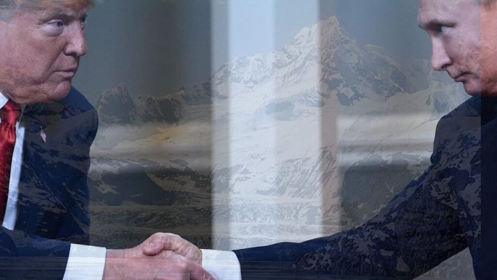 Fotografie cu Putin si Trump care dau mana, pe fundal se zăresc discret munții din Alaska