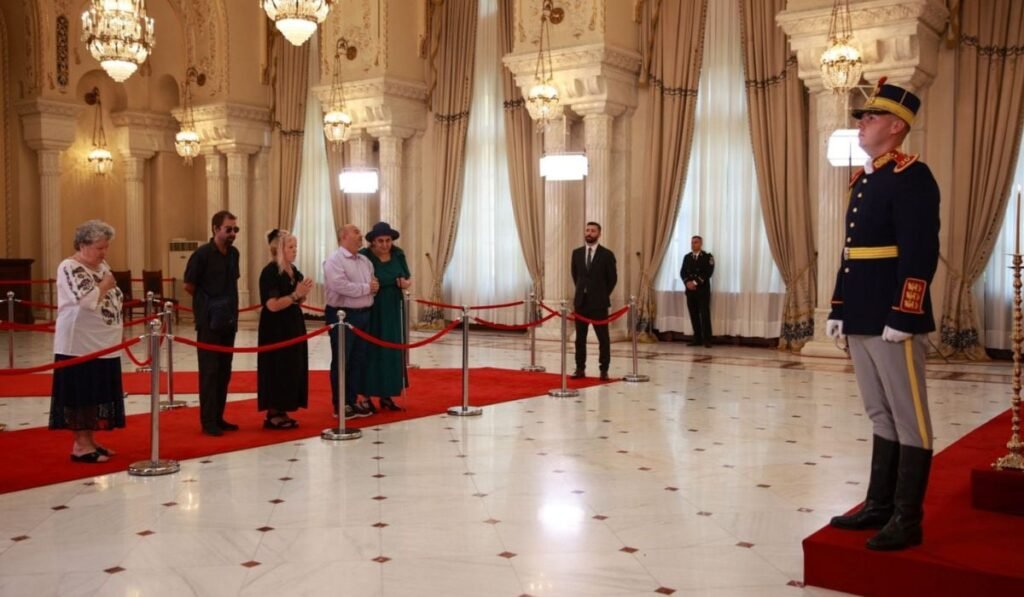 mai mulți oameni în vârsta, aflați în linie dreaptă în sala unirii din palatul cotroceni în fața sicriului lui Ion Iliescu, 6 august 2025