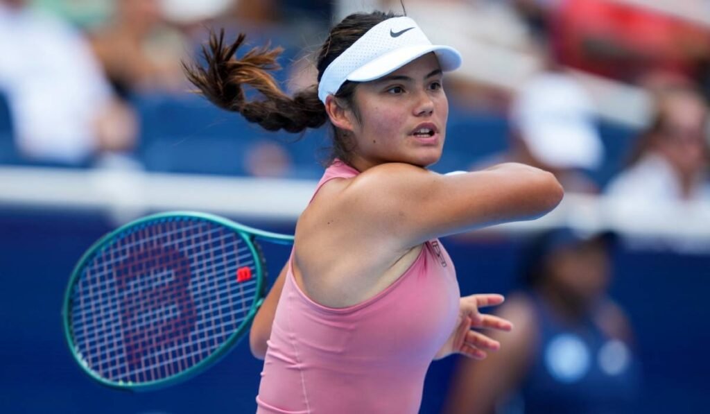 „Vrei să dau afară un copil?!” Emma Răducanu, deranjată de plânsul unui copil, a cerut să fie scos din tribune, în timpul unui meci de la Cincinnati Emma Raducanu cu racheta de tenis în mână în timpul meciului de la Cincinnati