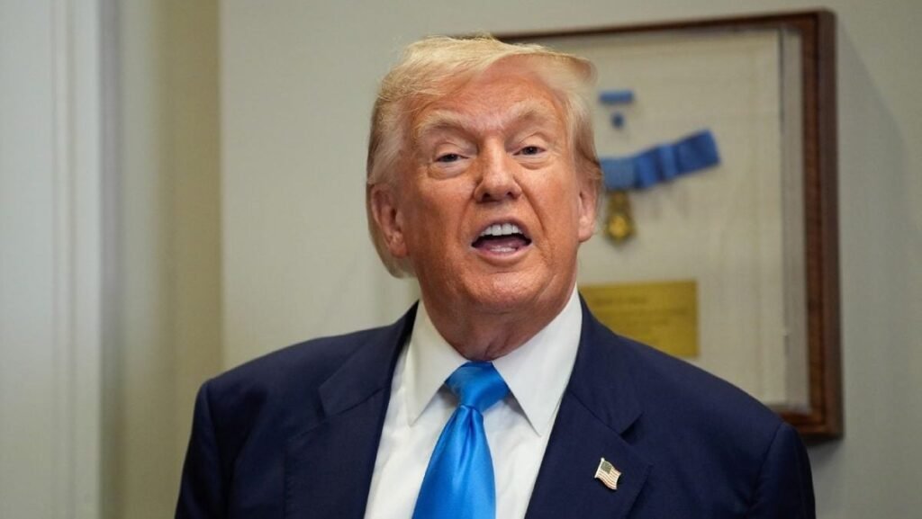 Donald Trump, surprins în timp ce vorbeste, 30 iulie 2025