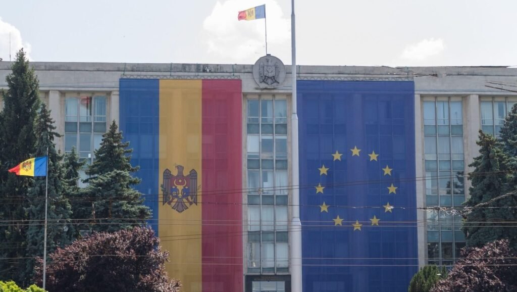 15 partide, 4 blocuri electorale și 4 candidați independenți s-au înscris în alegerile parlamentare cruciale din Rep. Moldova. Ordinea concurenților electorali în buletinul de vot Steagul Rep. Moldova (stânga) și cel al UE, pe clădirea Guvernului de la Chișinău Foto: Profimedia