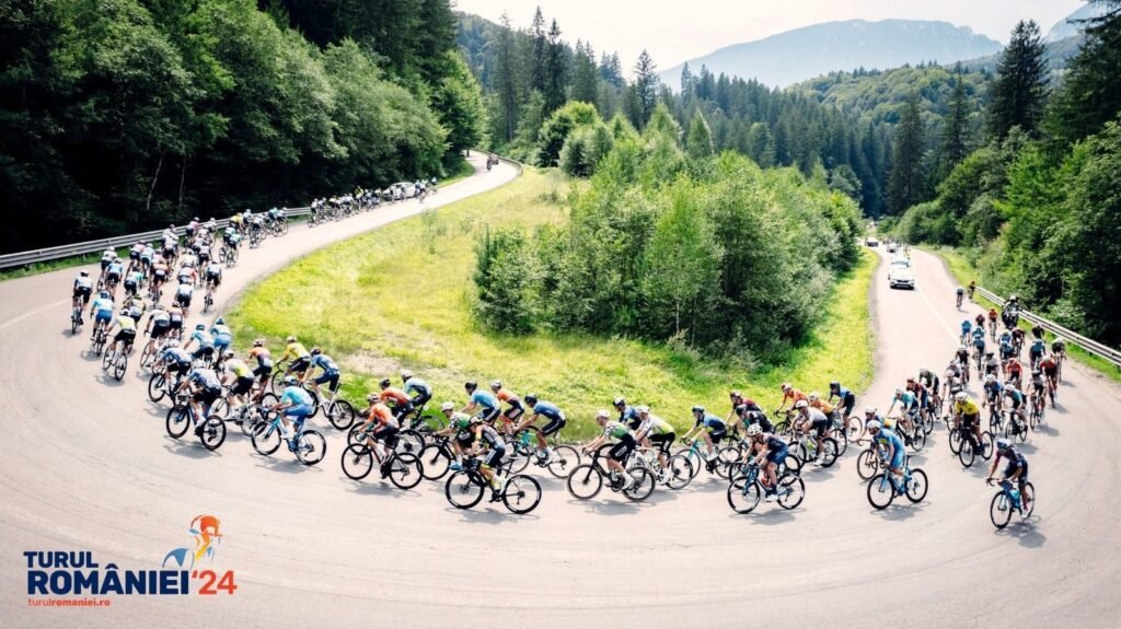 Ciclisti in curba in comepetitie Turul Romaniei 2024