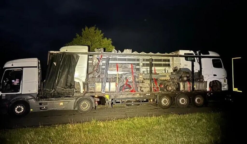 Un camion care transporta alte camioane, pe o autostradă din Germania