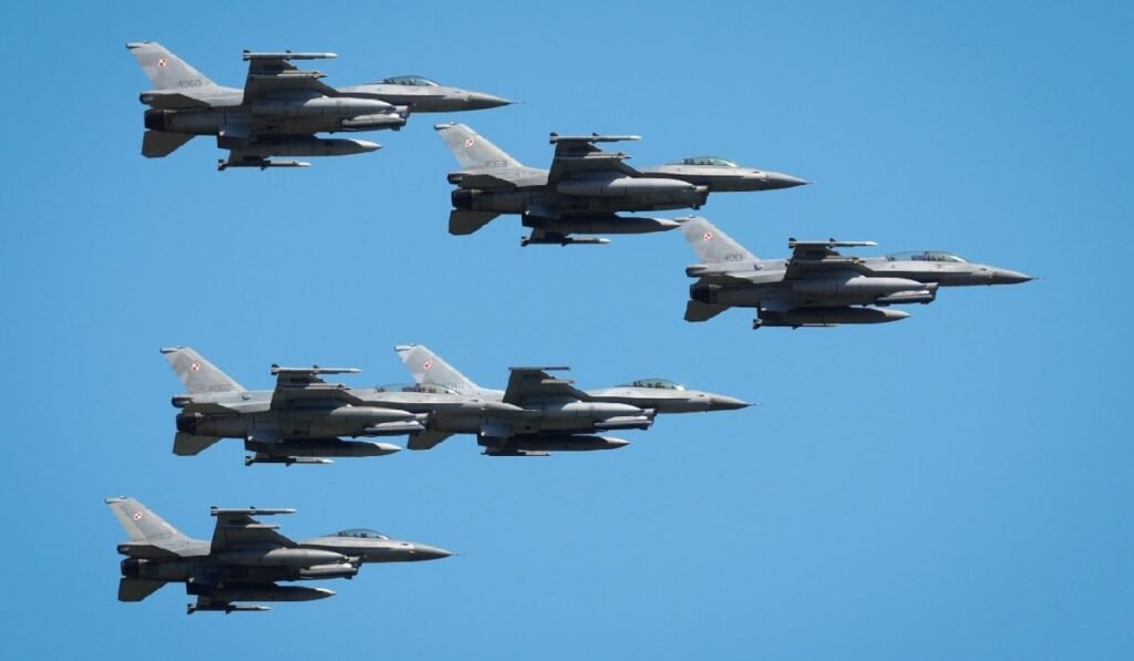 Avioane defilează în timpul paradei militare anuale din Varșovia, Polonia, pe 15 august 2025