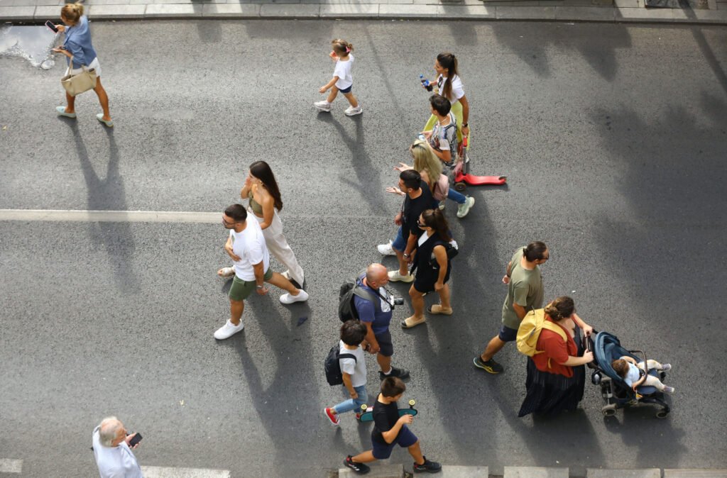 70% dintre români cred că România merge într-o direcție greșită / Călin Georgescu, George Simion și Nicușor Dan, pe primele locuri la capitolul încredere