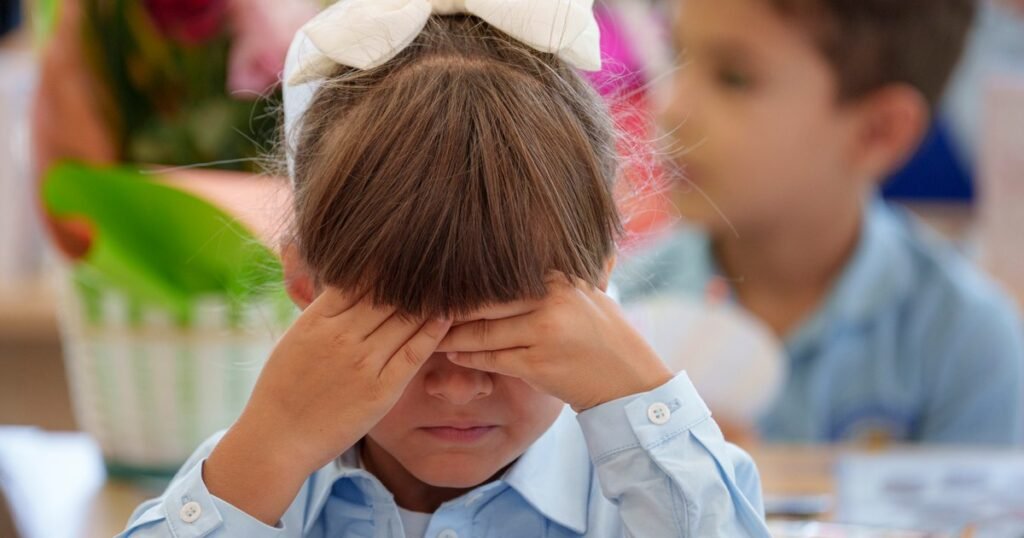 AUR vrea ca elevii și profesorii să cânte imnul și să recite „Tatăl nostru” la începutul cursurilor. Ce se întâmplă cu cei care refuză