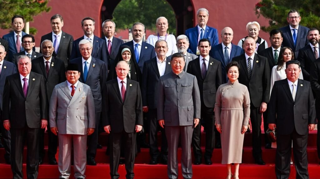 Adrian Năstase și Viorica Dăncilă, în China, lângă Putin, Xi Jinping și Kim Jong-un Parada dictatorilor în țara prafului de pușcă. Note despre recenta demonstrație de forță a clubului anti-occidental