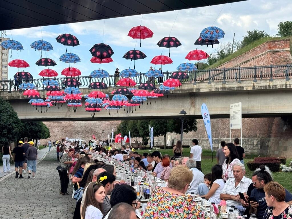 Alba Iulia intră în Cartea Recordurilor cu cea mai lungă masă din materiale reciclabile din lume (Foto)