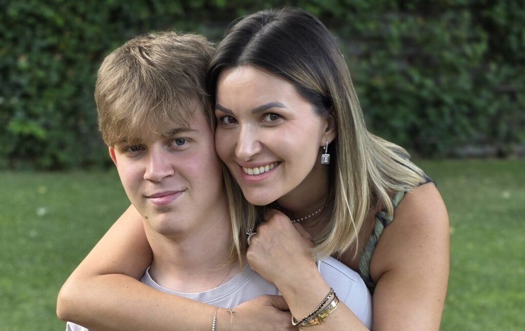 Alex, fiul Elei Crăciun, și-a transformat hobby-ul într-o ocupație serioasă. „Crește oi. Este la Sinaia, are de cosit” Alex, fiul Elei Crăciun, și-a transformat hobbyul într-o ocupație serioasă. „Crește oi. Este la Sinaia acum, are de cosit”