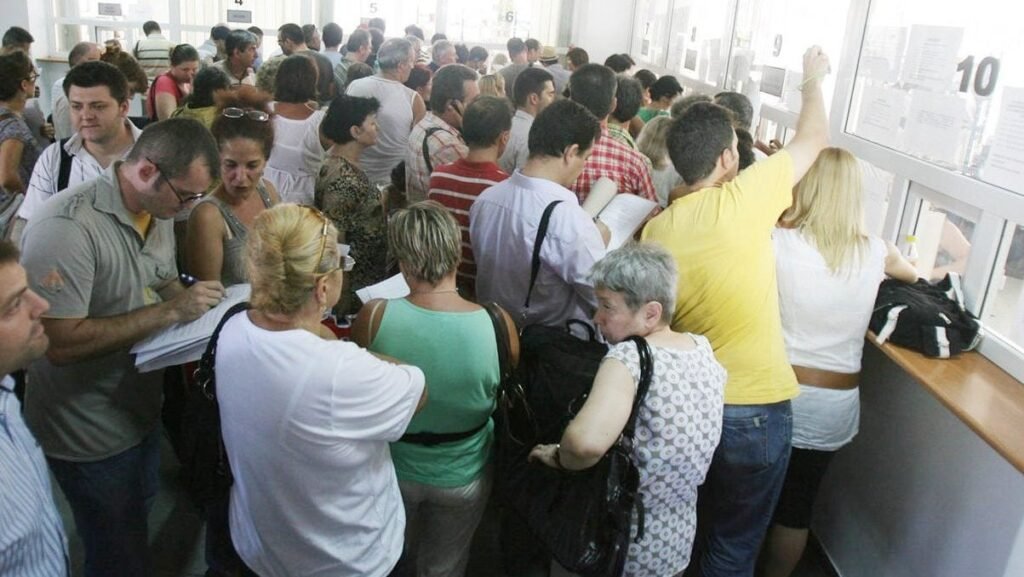 Oamenii care stau la coadă și care vor fi agresivi sau nepoliticoși la ghișeu ar putea fi amendați și dați afară. Fotografie cu caracter ilustrativ