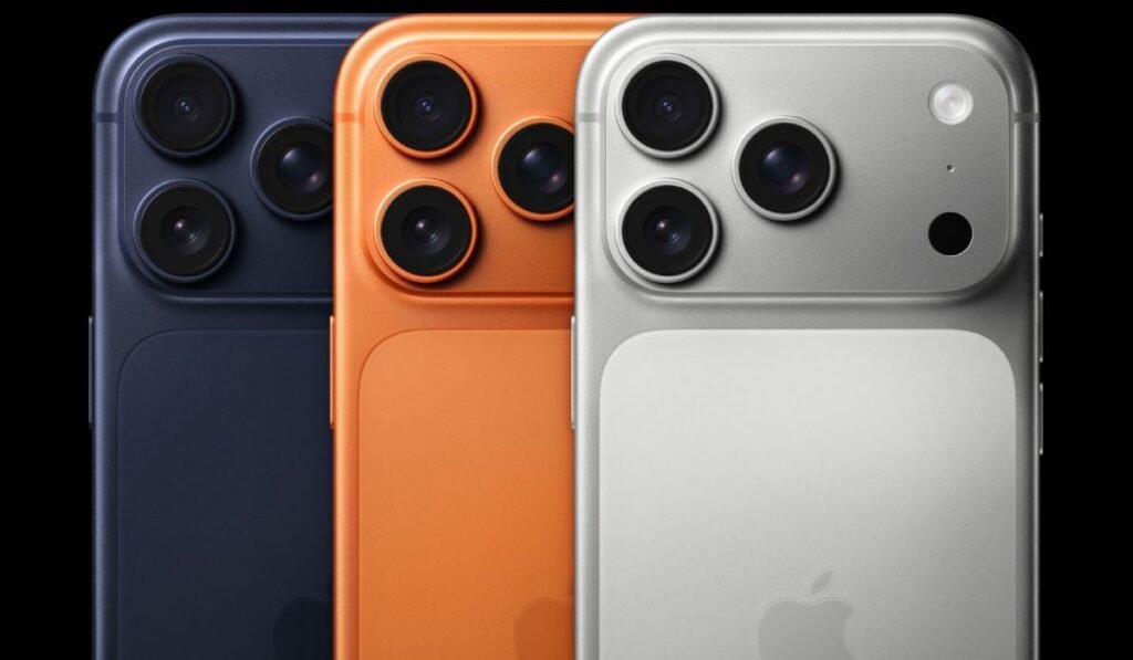 Trei modele iPhone 17 Pro, de culori albastru, portocaliu și gri, prezentate cu partea din spate.
