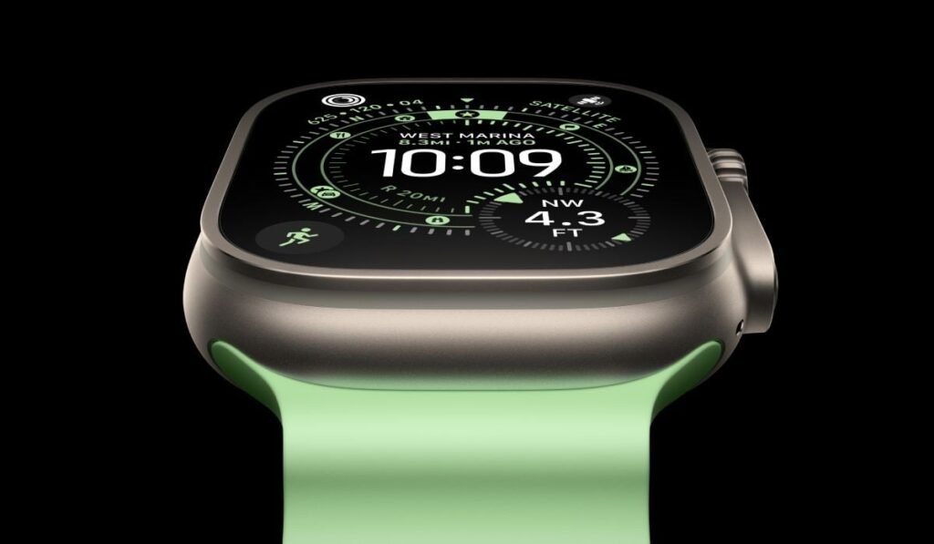 Poza de prezentare cu Apple Watch Ultra 3, din față, de culoare Black Titanium, cu curea verde.