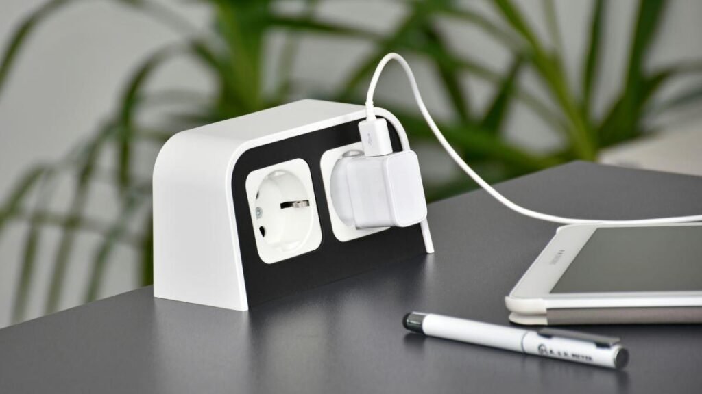 Ar trebui să deconectezi încărcătoarele când nu sunt folosite? Ar trebui să deconectezi încărcătoarele când nu sunt folosite?