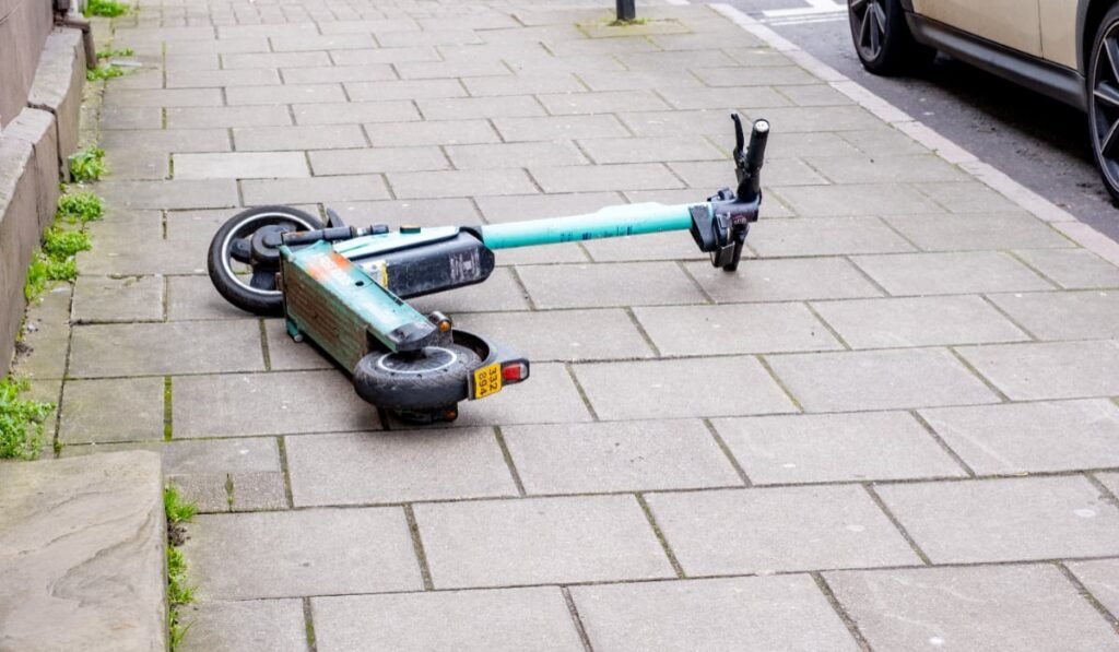 Bărbat în comă la spital după ce a căzut cu o trotinetă electrică în Mediaș: detalii despre accident O trotinetă electrică pe stradă