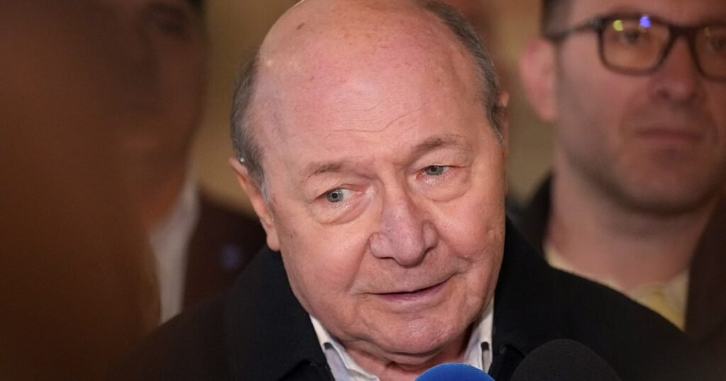 Băsescu îl critică pe ministrul Apărării: „Ar trebui să fie cinstit cu populaţia şi să nu vină cu poveşti de genul «N-am vrut să dăm foc la vegetaţia uscată”