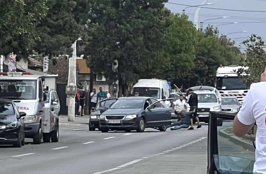 Bătaie cu bâte și topoare pe o stradă din Craiova: Un bărbat a murit Bătaie cu bâte și topoare pe o stradă din Craiova: Un bărbat a murit