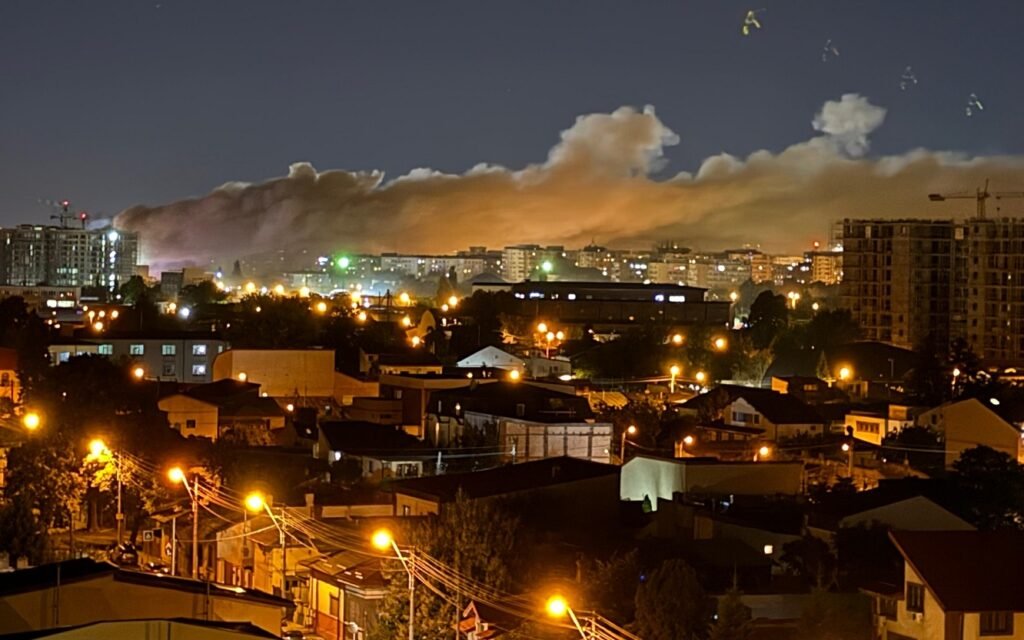 Calitatea aerului în București, după incendiul din Pantelimon. Primarul sectorului 2: Evitați deplasările în zonă, fumul continuă să afecteze perimetrul Calitatea aerului în București, după incendiul din Pantelimon. Primarul sectorului 2: Evitați deplasările în zonă, fumul continuă să afecteze perimetrul