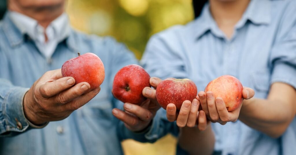 Cât de sănătoase sunt fructele și legumele vândute de români la poarta casei: „Este drept că nu sunt la fel de arătoase”