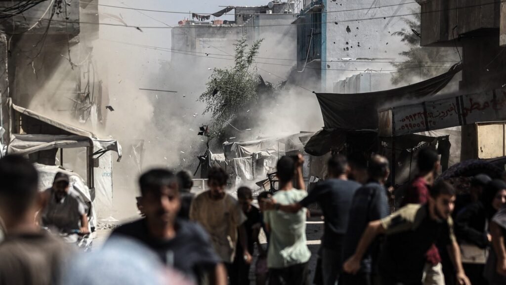 Imagine cu mai mulți oameni aflați pe o stradă din Gaza