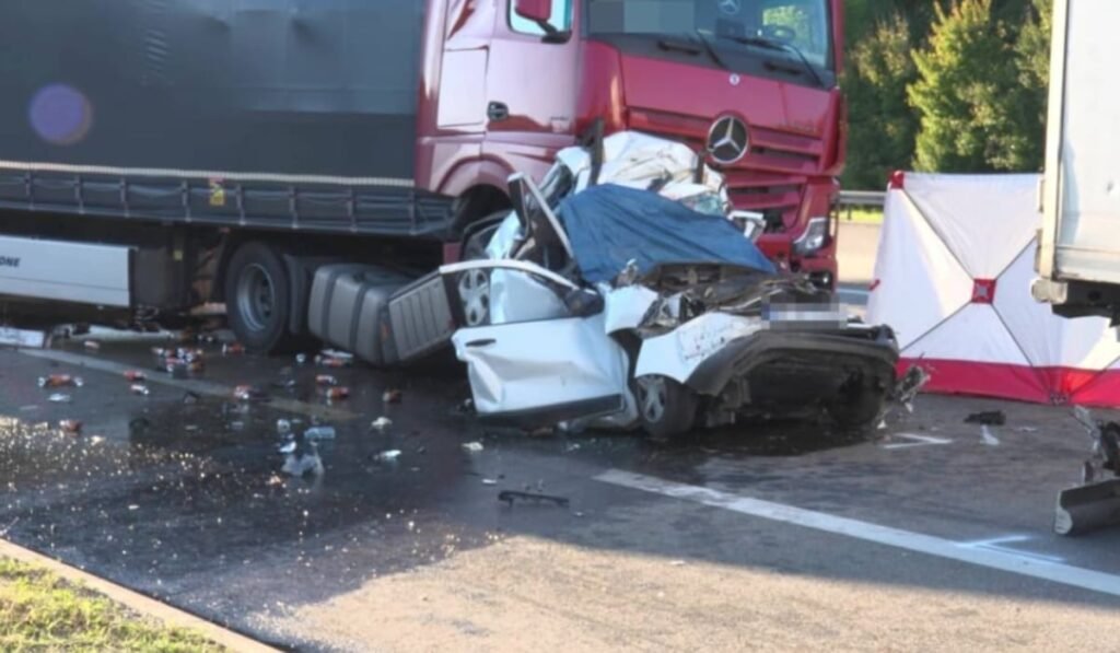 Camionul roșu a fost împins înainte de un camion din spate și a lovit Dacia, pe A6, Germania