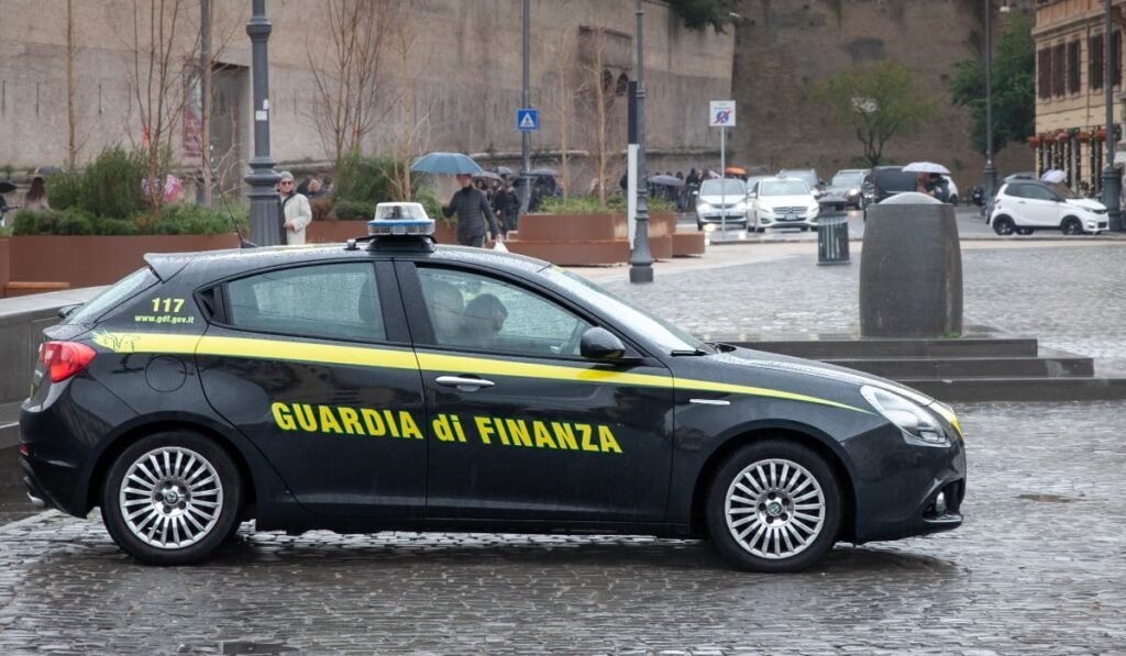 Mașină care aparține Gardei Financiare, în Italia