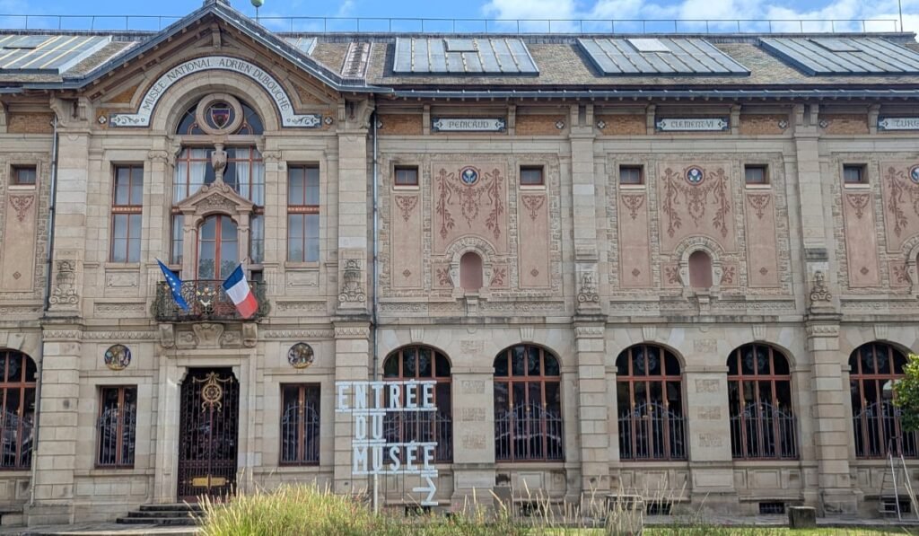 Fațada muzeului Național Adrien Dubouche, care a fost jefuit peste noapte, în Limoges, centrul Franței, pe 4 septembrie 2025.