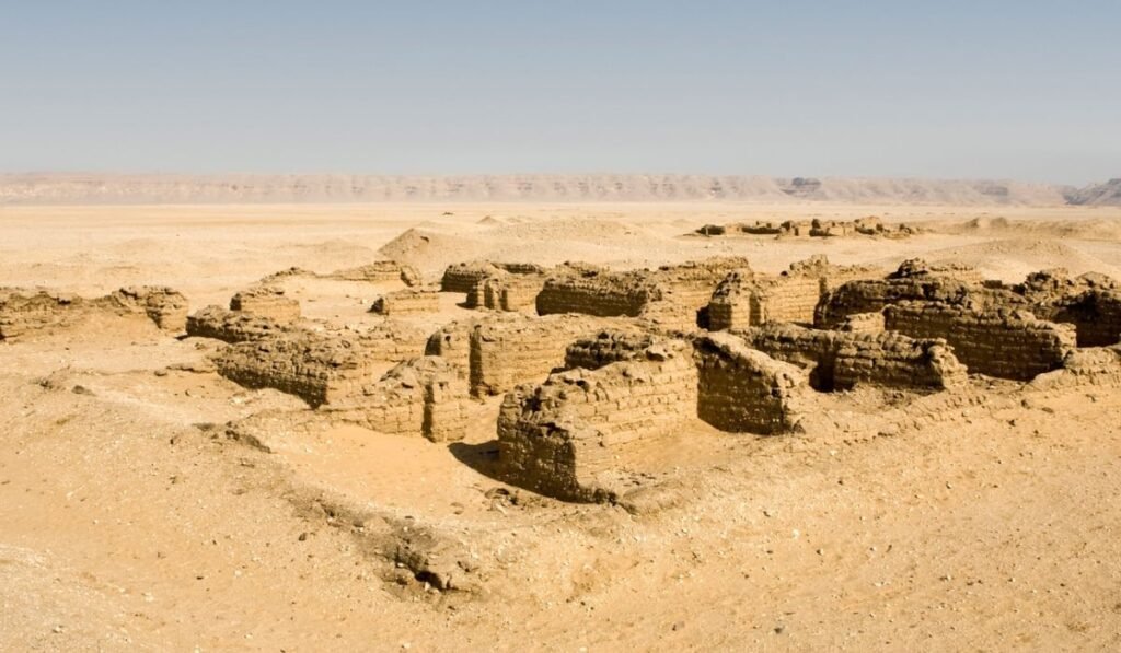 Ruine de ziduri și clădiri de la Tell el-Amarna, cunoscut și sub numele de Akhetaten