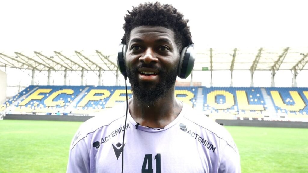 Cu cășțile pe urechi, Onguene prezintă știrea transferului la Petrolul