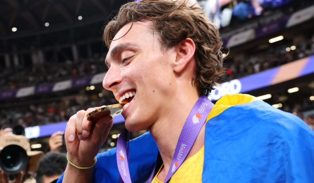 Armand Duplantis cu medalia de aur la Campionatele Mondiale de Atletism de la Tokyo