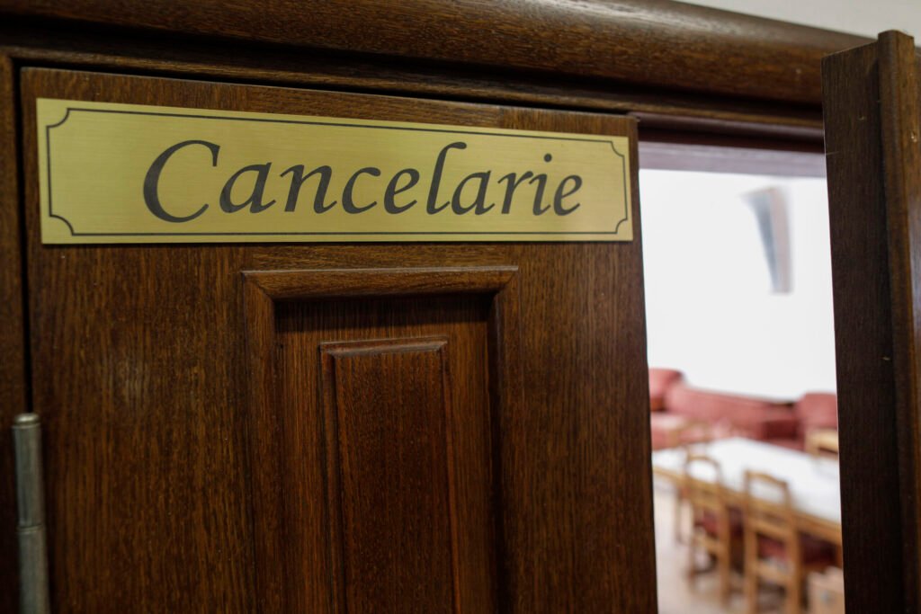 Criza profesorilor de fizică: Sute de posturi sunt neocupate, tot mai puțini tineri aleg învățământul