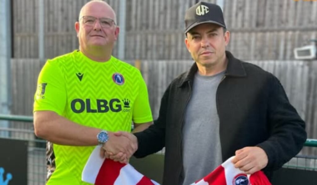 Marc White și Terry Dunn în timp ce își strâng mâna