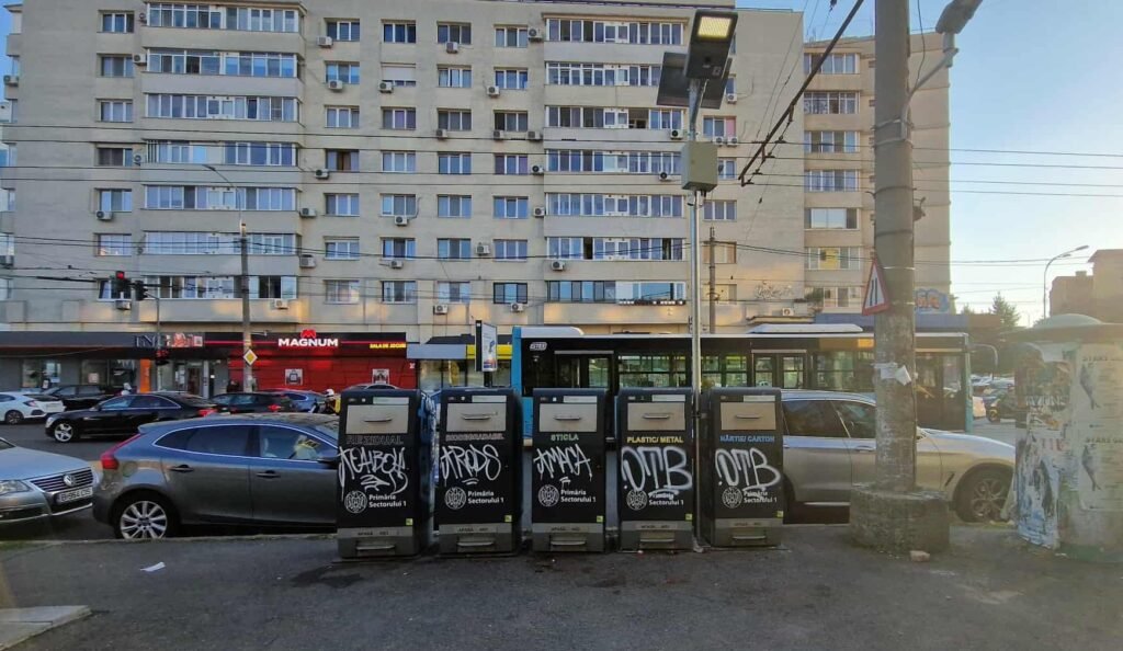 Cum arată niște pubele inteligente de milioane de euro: soluție civilizată pentru gunoi sau un tun financiar la Sectorul 1?