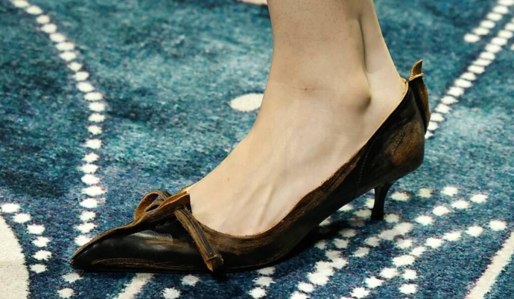 Pantofii maro de la Prada despre care se spune că seamănă cu opincile, au vârful ascuțit