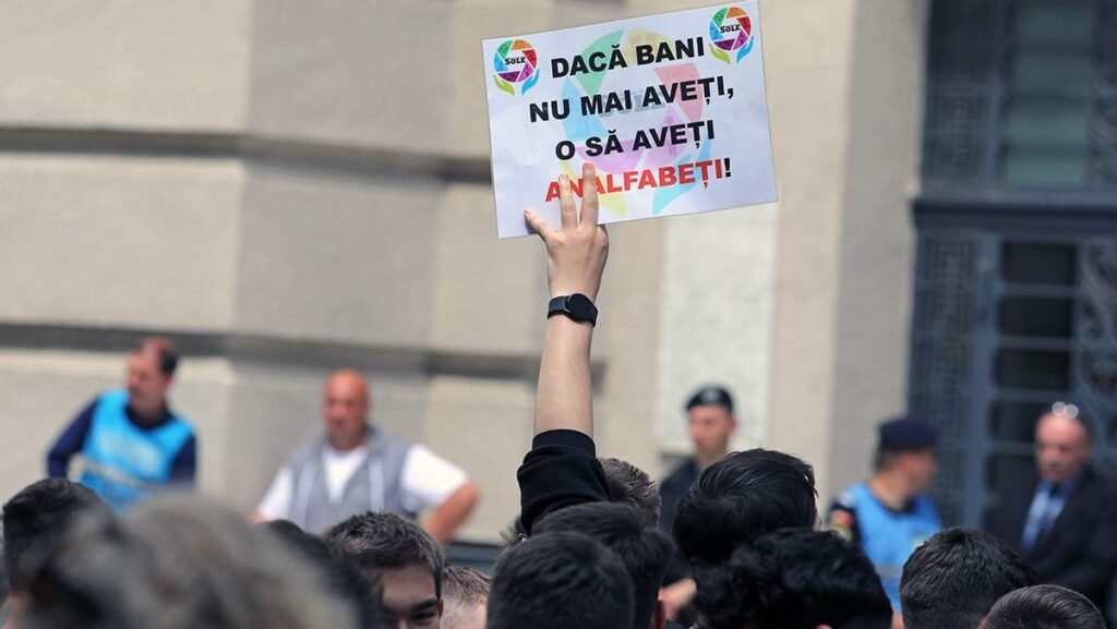 Mai multi profesori, membri ai sindicatelor din Educatie, dar si elevi, participa la un protest in fata prefecturii judetului Timis, luni, 29 mai 2023, in Timmisoara.