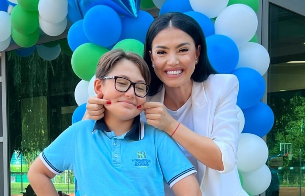 Cum s-a îmbrăcat Andreea Mantea în prima zi de școală a băiatului ei. Vedeta l-a dus pe David tot la școala privată