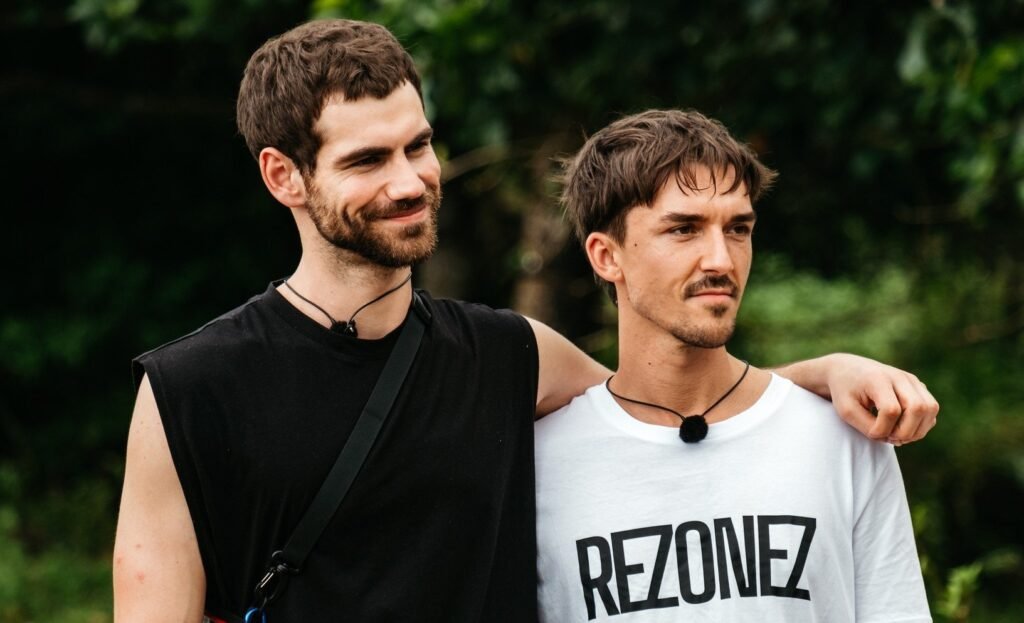 Emil Rengle și Alejandro Fernandez, iubitul lui, la Asia Express 2025, emisiune difuzată de Antena 1