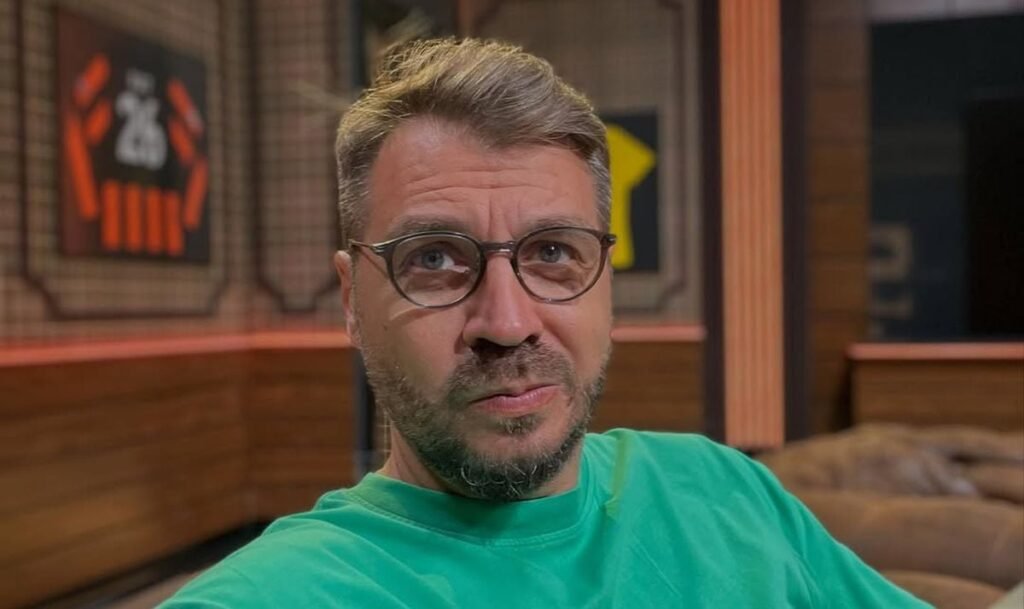 Costin Ștucan în studioul emisiunii „Fața la joc”, difuzată de PRO TV și VOYO