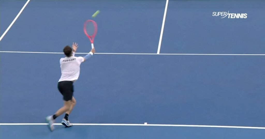 Cupa Davis: un ungur a executat un serviciu nemaivăzut la tenis. Mișcarea l-a înfuriat pe adversar Cupa Davis: un ungur a executat un serviciu nemaivăzut la tenis. Mișcarea l-a înfuriat pe adversar