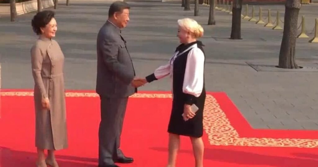 Dăncilă oferă explicaţii după ce a fost la parada de la Beijing. „Nu am vorbit cu nimeni” Dăncilă oferă explicaţii după ce a fost la parada de la Beijing. „Nu am vorbit cu nimeni”