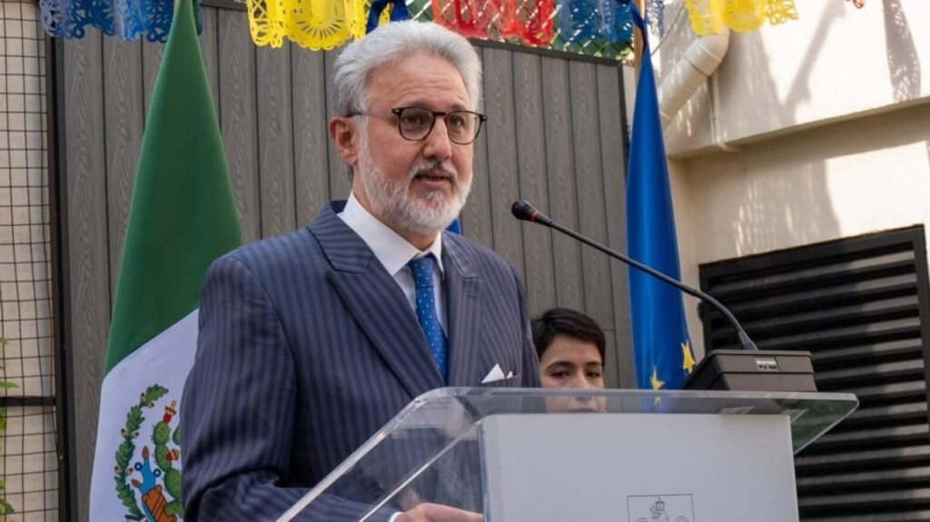 Marius Lazurca este un diplomat de carieră