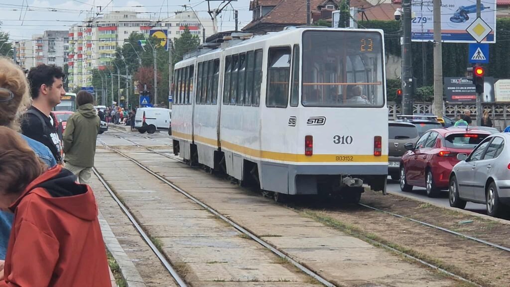 De ce e încă sport extrem să mergi cu unele tramvaie în București. Troncănit, hurducăit și balans precar de la Unirii spre Rahova și Giurgiului (Foto&Video) De ce e încă sport extrem să mergi cu unele tramvaie în București. Troncănit, hurducăit și balans precar de la Unirii spre Rahova și Giurgiului (Foto&Video)