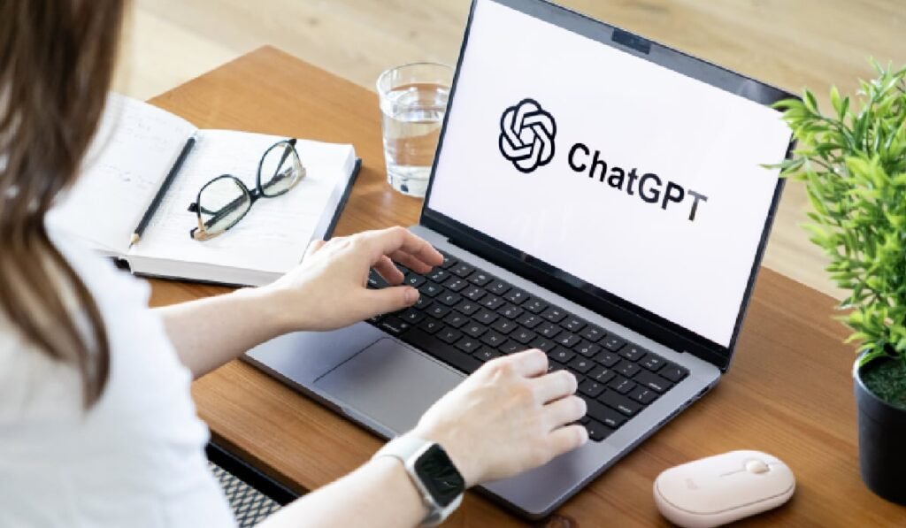 Aplicația ChatGPT afișată pe un ecran de laptop