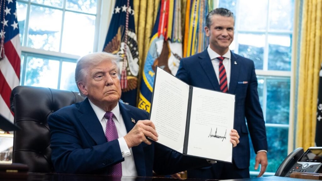 Donald Trump își prezintă ordinul executiv alături de secretarul apărării Pete Hegseth Foto: Profimedia