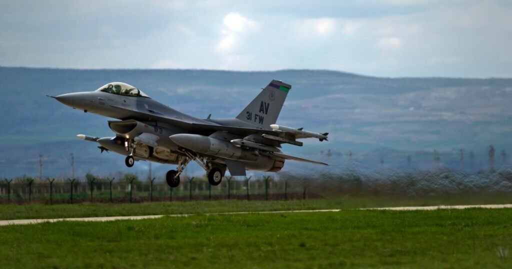 Dronă interceptată în spațiul aerian al României. Două avioane F16, ridicate de la Baza Fetești